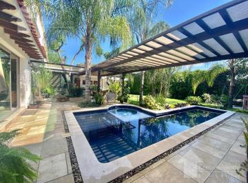 Casa · 377m² · 5 Recámaras · 3 Estacionamientos · Casa en Venta con Depto Independiente en Fracc. Junto Al Río Al Sur de Cuernavaca