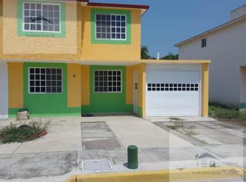 Casa · 143m² · 3 Recámaras · 2 Estacionamientos · Casa en Venta, Medellin de Bravo, Ver