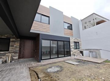 Casa · 262m² · 4 Recámaras · 2 Estacionamientos · Venta de Casa Nueva en Santiago Privada con Amenidades