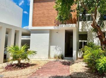 Casa en condominio de 3 habitaciones, Mérida · Renta Casa Amueblada de 3 Habit con Alberca en Privada Altozano Carret a Progreso