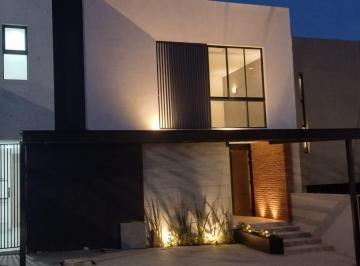 Casa · 212m² · 5 Recámaras · 2 Estacionamientos · Casa en Venta Altozano Queretaro La Roca