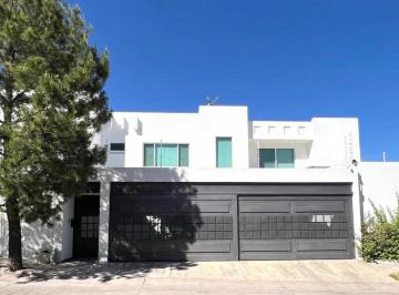 Casa · 240m² · 3 Recámaras · 4 Estacionamientos · Casa - Fraccionamiento Residencial Cañada del Refugio
