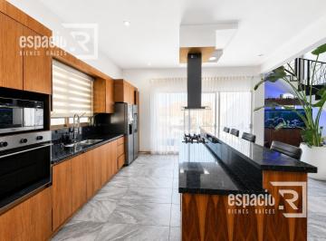 Casa · 267m² · 3 Recámaras · 2 Estacionamientos · Casa en Venta en Altozano Completamente Amueblada y Equipada Frente a Parque