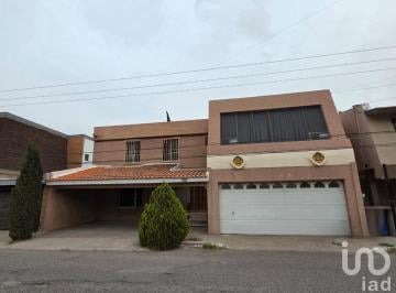 Casa · 320m² · 4 Recámaras · 2 Estacionamientos · Casa en Venta de 4 Recamaras, Adicion Campestre, Cd Juarez Chih