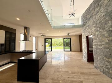 Casa · 344m² · 4 Recámaras · 3 Estacionamientos · Casa en Venta en Lagos del Sol