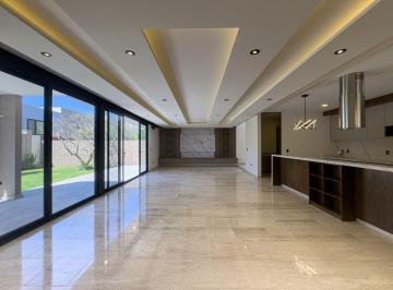 Casa en condominio de 4 habitaciones, Querétaro · Residencia con Acabados de Lujo y Gran Amplitud en Altozano