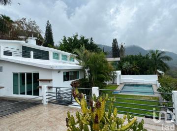 Casa · 500m² · 4 Recámaras · 2 Estacionamientos · Casa Amplia con Alberca en Club de Golf San Gaspar