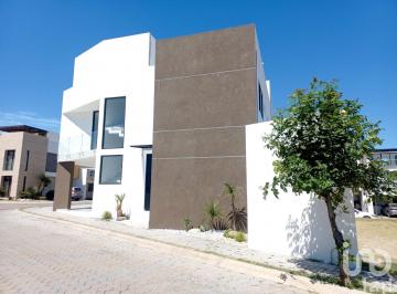 Casa · 227m² · 4 Recámaras · 2 Estacionamientos · Casa Nueva en Venta 4 Recámaras Roof Garden Lomas de Angelópolis III Puebla.