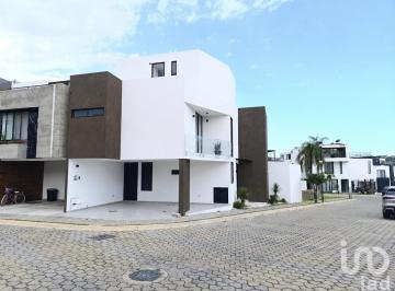 Casa · 227m² · 4 Recámaras · 2 Estacionamientos · Casa Nueva en Venta 4 Recámaras Roof Garden Lomas de Angelópolis III Puebla.