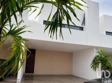 Casa · 132m² · 2 Recámaras · 2 Estacionamientos · Town House en Venta en Temozón Norte con 2 Recámaras y Privada