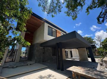 Casa · 570m² · 4 Recámaras · 4 Estacionamientos · Casa en Venta en Cancun en Lagos del Sol