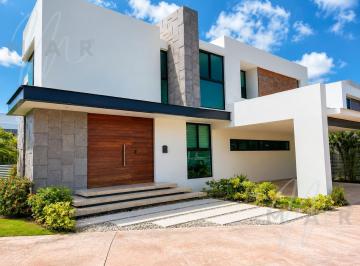Casa · 396m² · 4 Recámaras · 3 Estacionamientos · Casa en Venta en Cancun, Residencial Lagos del Sol