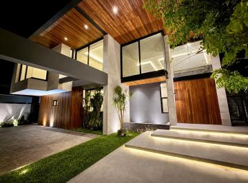 Casa · 640m² · 4 Recámaras · 3 Estacionamientos · Casa en Pre Venta en Cancun, Lagos del Sol