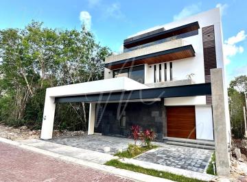 Casa · 226m² · 4 Recámaras · 3 Estacionamientos · Casa en Venta en Cancun, Via Cumbres Residencial