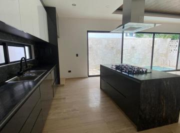 Casa · 216m² · 3 Recámaras · 2 Estacionamientos · Venta - Renta Casa en Aqua Cancun de 3 Recamaras