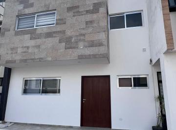 Casa · 3 Recámaras · 2 Estacionamientos · Casa en Venta 3 Recamaras, Alberca, Cuarto de Lavado, 3 Pisos, Arbolada By Cumbres, Av Huayacan