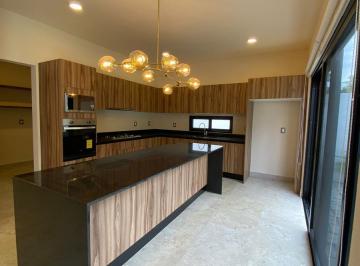 Casa · 362m² · 4 Recámaras · 3 Estacionamientos · Venta Casa en Via Cumbres, Cancun de 4 Recamaras