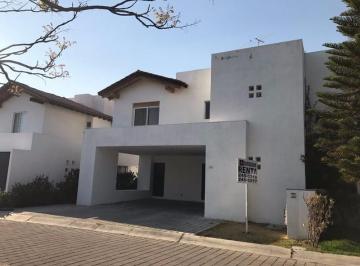 Casa · 320m² · 3 Recámaras · 2 Estacionamientos · Casa en Renta Lomas del Campanario III