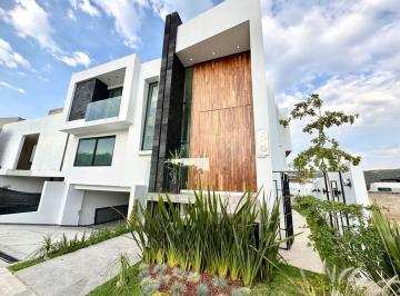 Casa en condominio · 437m² · 4 Recámaras · 4 Estacionamientos · Casa de Lujo en Los Robles - Alberca Privada - 437 m de Construcción