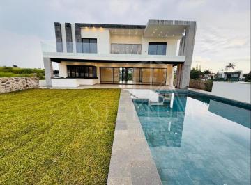 Casa · 541m² · 5 Recámaras · 2 Estacionamientos · Casa en Venta con Alberca y Jacuzzi en Fracc. Lomas de Cocoyoc