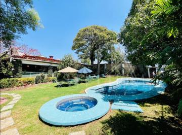 Casa · 760m² · 8 Recámaras · 4 Estacionamientos · Casa de un Nivel en Venta con Alberca en Lomas de Atzingo, Cuernavaca