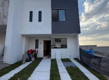 Casa de 3 habitaciones, El Marqués · Casa Petronas en Venta en Capital Sur