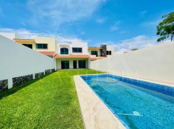 Casa · 170m² · 4 Recámaras · 2 Estacionamientos · Casa con Alberca en Venta a Solo 5 Minutos del Tec de Monterrey