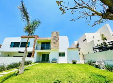 Casa · 280m² · 3 Recámaras · 2 Estacionamientos · Casa en Venta Dentro de Fraccionamiento, Alberca Común, Jiutepec