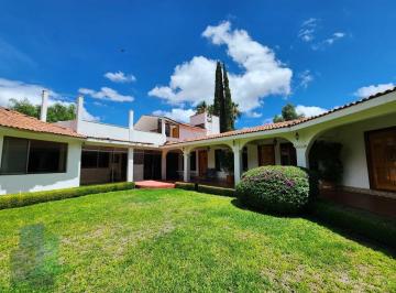 6aab7a74e4905f922fc00d5ac7a87f8cab54861c3243eb0f742f46a55a8d9b7d · Casa en Venta, en Jurica, de un Nivel, Amplio Jardín.