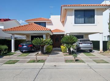 Casa · 560m² · 3 Recámaras · 2 Estacionamientos · Casa en Club de Golf Haciendas de León