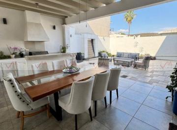Casa · 430m² · 4 Recámaras · 2 Estacionamientos · Casa en Venta en Monterrey