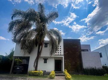Casa · 337m² · 4 Recámaras · 2 Estacionamientos · Cómoda y Funcional Casa en Venta en Ixtapan de La Sal