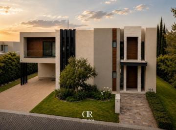 Casa · 520m² · 4 Recámaras · 6 Estacionamientos · Casa en Venta en El Campanario, Querétaro.