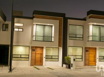 Casa · 161m² · 4 Recámaras · 3 Estacionamientos · Residencia Premium en Nuevo Refugio | Diseño Moderno y Exclusividad