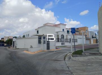 Casa · 350m² · 3 Recámaras · 2 Estacionamientos · Casa en Renta a Una Cuadra del Hotel Ibis Cancún