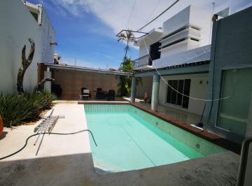 Casa · 600m² · 4 Recámaras · 4 Estacionamientos · Renta o Venta Casa Moderna con Alberca Fracc Justo Sierra Carmen