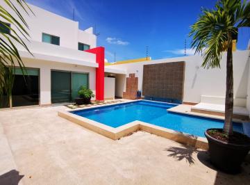 Casa · 300m² · 4 Recámaras · 2 Estacionamientos · Venta o Renta Casa con Alberca en Col Miami Ciudad del Carmen