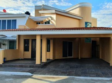 Casa · 250m² · 4 Recámaras · 2 Estacionamientos · Venta o Renta Casa con Alberca en Hacienda del Mar Ciudad del Carmen