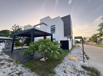 Casa · 300m² · 4 Recámaras · 2 Estacionamientos · Venta o Renta Casa de 5 Recamaras en Country Club Ciudad del Carmen