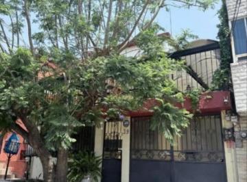 Casa · 280m² · 4 Recámaras · 2 Estacionamientos · Casa en Venta en Tlalnepantla