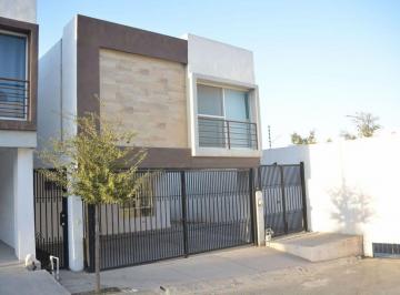 Casa · 3 Recámaras · 2 Estacionamientos · Linda Casa en Renta Dominio Cumbres