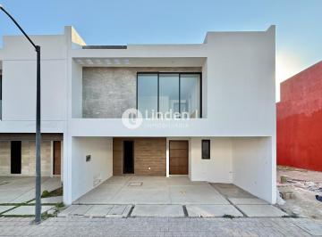 Casa · 225m² · 3 Recámaras · 2 Estacionamientos · Casa en Venta en Fraccionamiento Altana, Zona San Pedro Cholula
