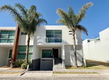Casa · 340m² · 3 Recámaras · 5 Estacionamientos · Casa en Venta en Fraccionamiento La Cima, Zona Las Torres