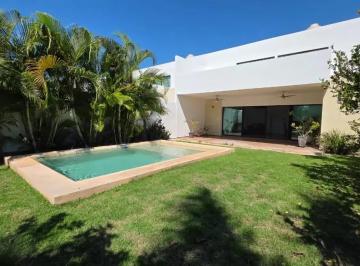 1 · Casa Grande Amueblada con Alberca y Habitacion en Planta Baja en Privada