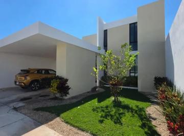 1 · Casa en Renta Amueblada con Alberca y Habitacion en Planta Baja en Privada