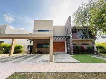 Casa · 556m² · 4 Recámaras · 5 Estacionamientos · Casa en Venta en Lagos del Sol