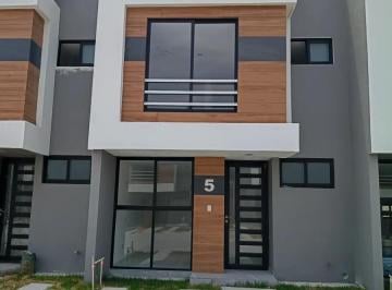 1 · Casa en Venta en San Isidro Castillotla, con Recámara Planta Baja