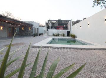 Casa de 2 habitaciones, Tepoztlán · Casa Moderna de un Nivel con Alberca y Jardín | Tepoztlán, Morelos