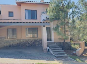 Casa · 229m² · 4 Recámaras · 2 Estacionamientos · Casa en Renta Club de Golf