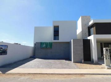 1 · Casa en Venta en Merida Dentro de Privada con Amenidades